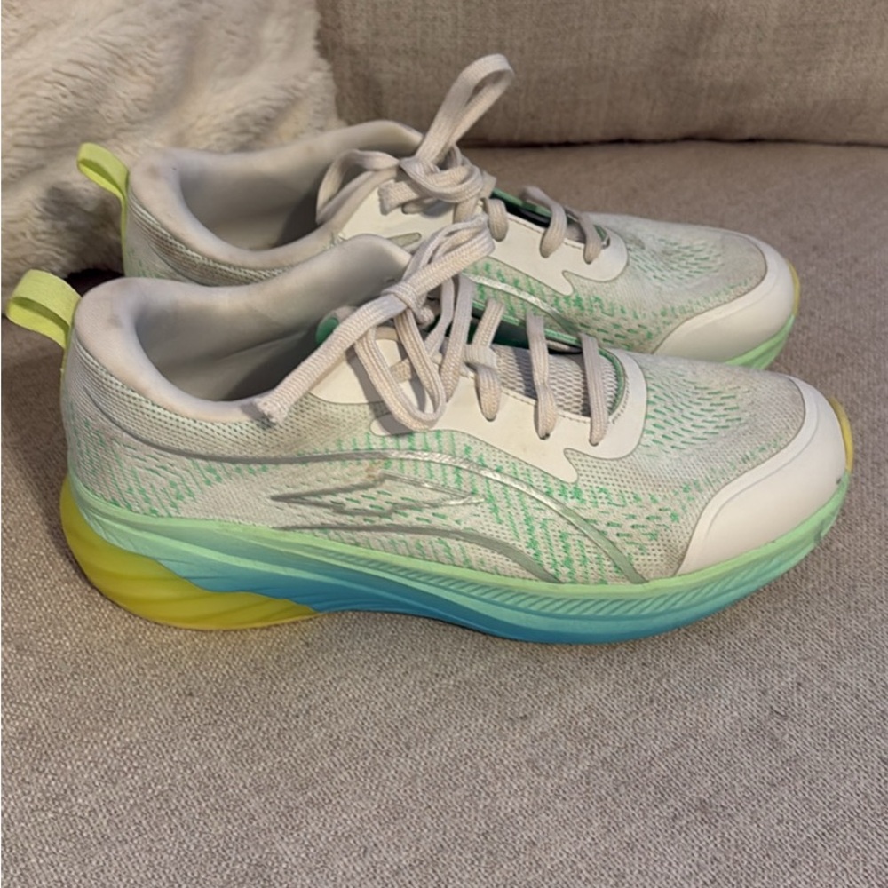 Avia Gel running sneakers. Size 9. Gently used